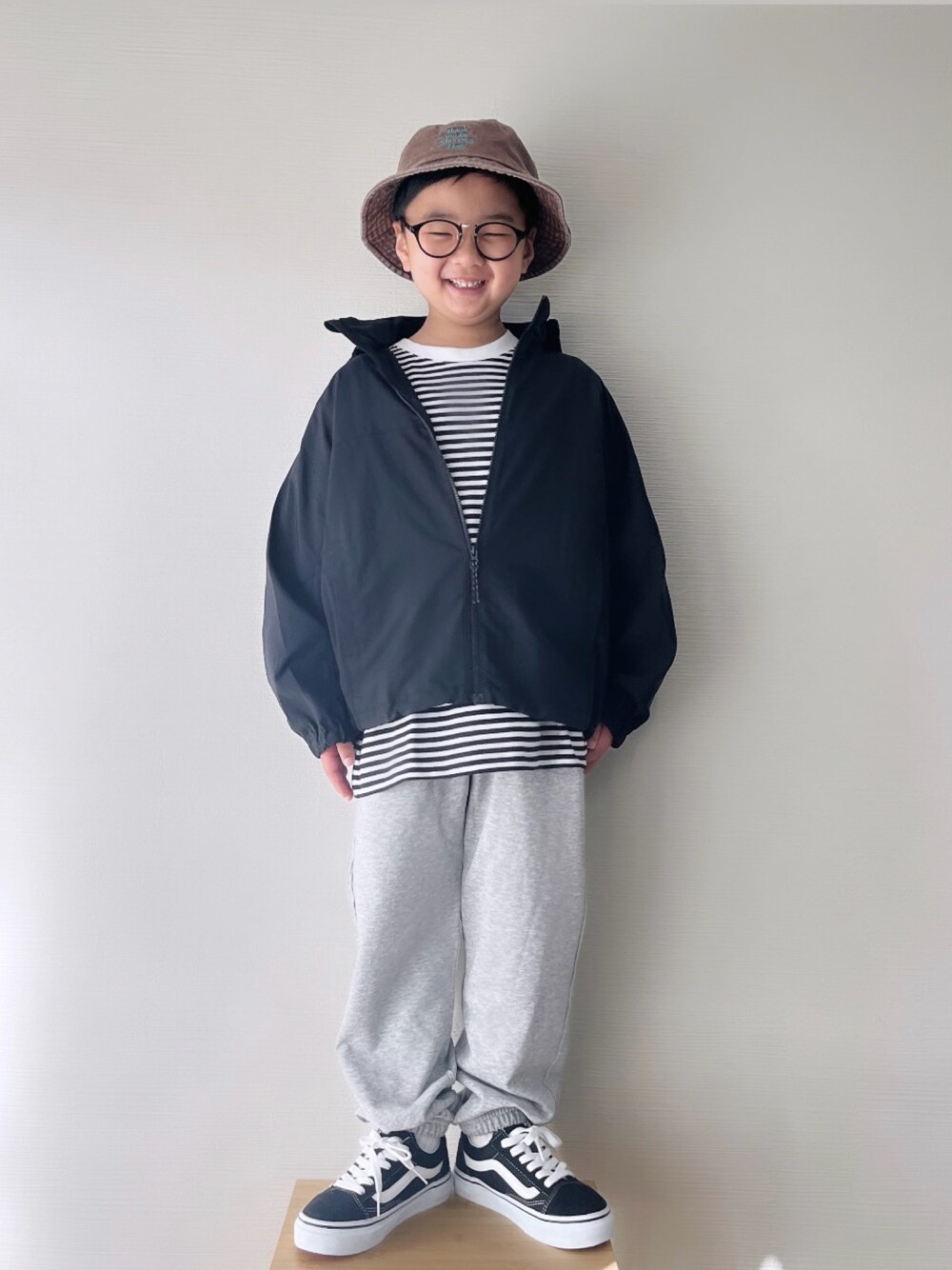 「スポーツミックス、シンプルコーデ、プチプラ、スウェットパンツ、マウンテンパーカー、春コーデ、春アウター、モノトーン、ラクチンコーデ、カジュアルコーデ、ユニクロ、男の子、ボーダー、バケットハット、めがね」｜「MAKE YOUR DAYのロゴスウェットパンツ■80～140cm（スウェットパンツ、グレー系）」を使った、yo_yoさん（キッズ・120cm）の冬コーディネートの1枚目の写真