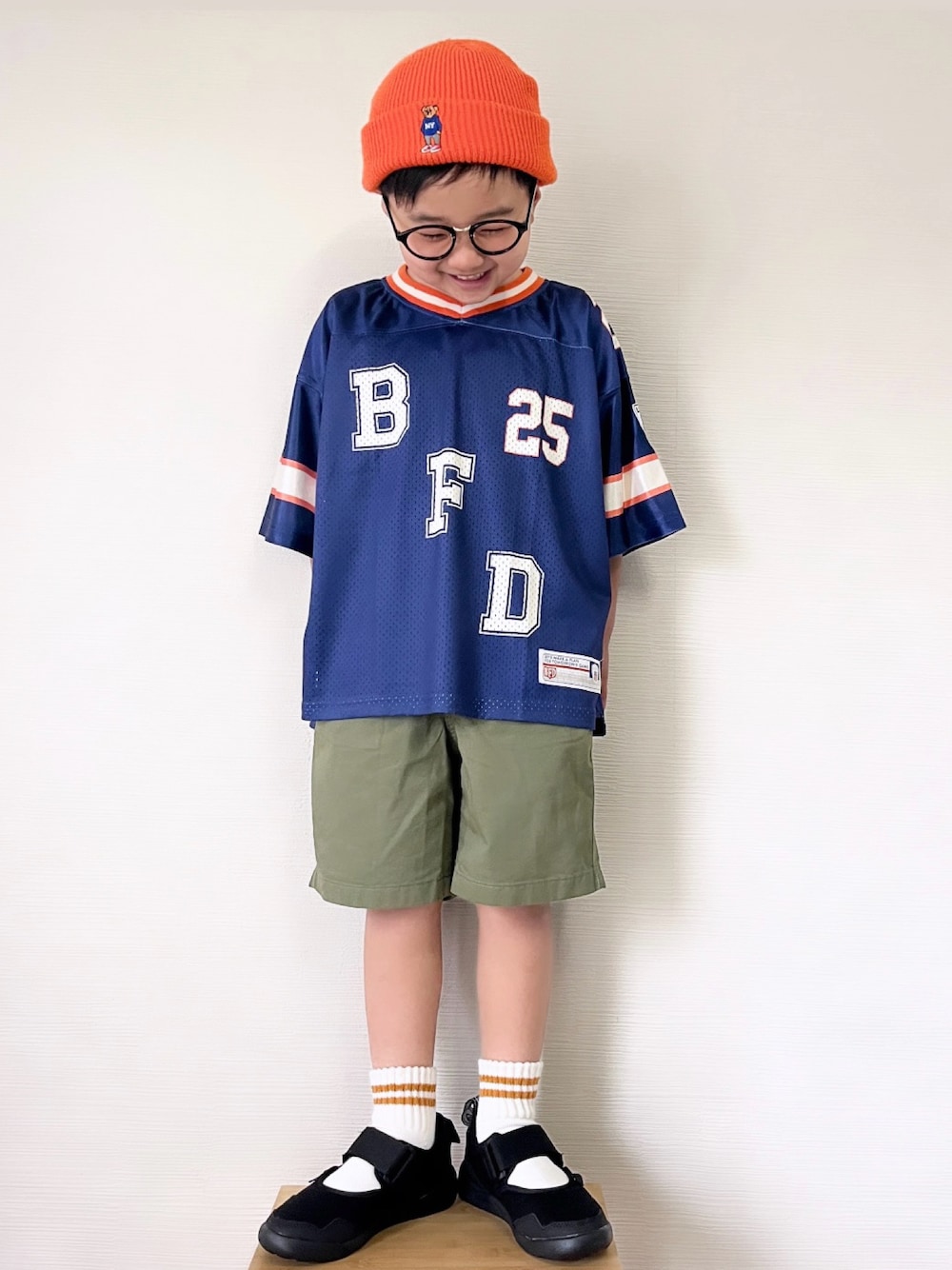 「春のNewスタイル、休日スタイル、春ファッション、ハーフパンツ、スポーツミックス、UNIQLO、ニット帽、めがね、キッズコーデ、カジュアルコーデ、男の子、小学生、キッズファッション、春コーデ、初夏コーデ」｜「BIG FIELDのフットボールゲームシャツ（kids/S～XL）（Tシャツ/カットソー、ブルー系）」を使った、yo_yoさん（キッズ・120cm）の春コーディネートの1枚目の写真