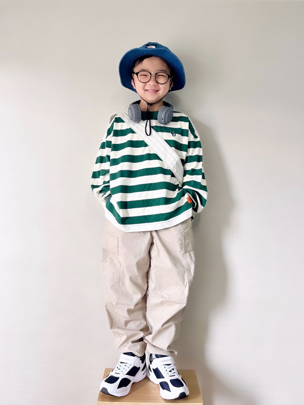 「めがね、キッズファッション、カーゴパンツ、パラシュートパンツ、ボーダー、春コーデ、ショルダーバッグ、レインシューズ、バケットハット、ボーダートップス、春色、男の子、小学生、ユニクロ、カジュアルコーデ」｜「UNIVERSAL OVERALLの【別注】＜UNIVERSAL OVERALL＞TJ EX ボーダープルオーバー 100cm-130cm（Tシャツ/カットソー、グリーン系）」を使った、yo_yoさん（キッズ・120cm）の春コーディネートの1枚目の写真