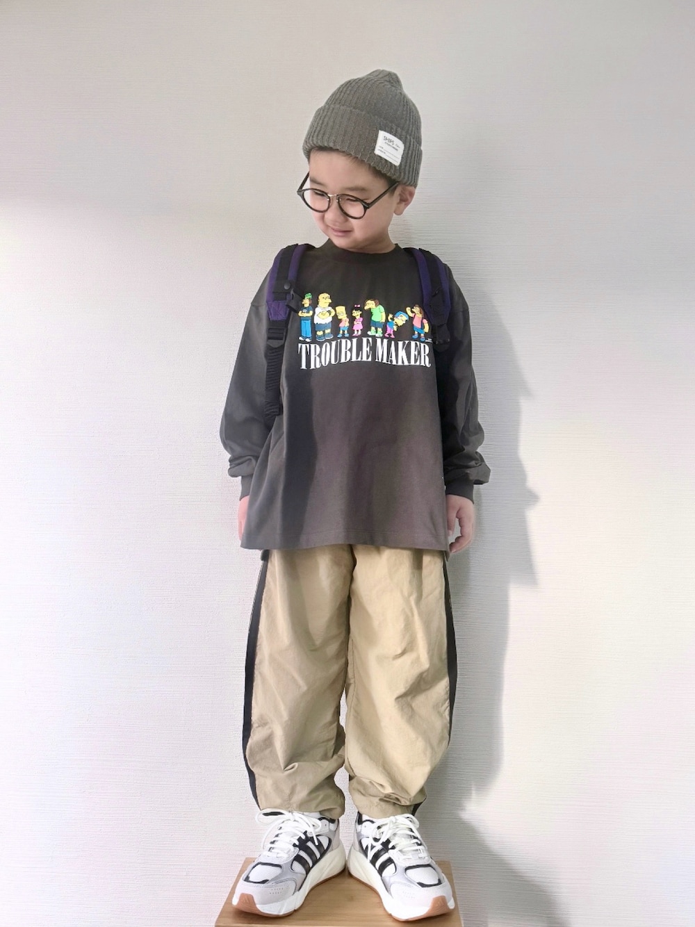 「ストリート、カジュアルコーデ、春コーデ、男の子コーデ、ロンT、ローリーズファーム(LOWRYS FARM)、トラックパンツ、小学生、スニーカー、ニット帽、めがね、入園式、スポーツミックス、カジュアル、ラクチンコーデ」｜「LOWRYS FARMのシンプソンズ／ロンＴ　291496（Tシャツ/カットソー、グレー系）」を使った、yo_yoさん（キッズ・120cm）の冬コーディネートの1枚目の写真