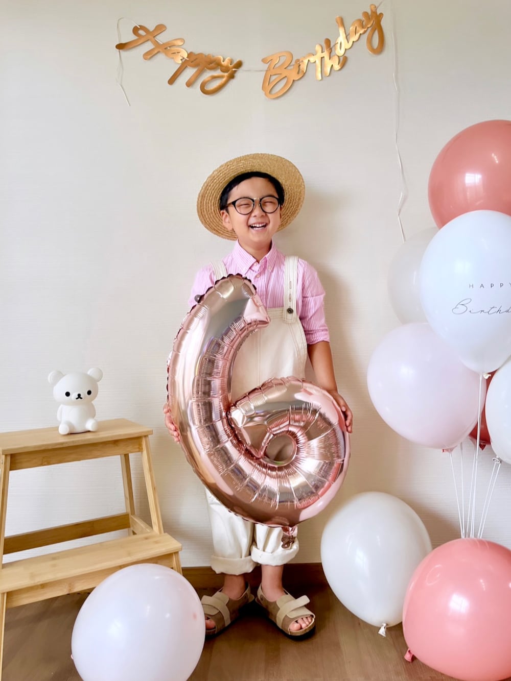 「お誕生日おめでとう！、お誕生日コーデ、6歳、記念日コーデ、キッズコーデ、サロペット、オーバーオール、むぎわら帽子、ピンク、キッズファッション、サンダル、ストライプ、シャツスタイル、シャツコーデ、おめかしコーデ」｜「BREEZEのバースデーバルーンセット(15個セット)（コスチューム/パーティーグッズ、ピンク系）」を使った、yo_yoさん（キッズ・110cm）の夏コーディネートの1枚目の写真