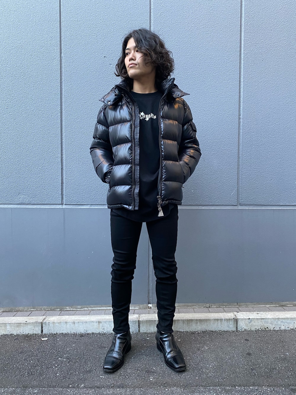 「カジュアル、シンプル、秋のコーデ、キレイめ、ラフ、ビックシルエット、ootd、スキニーデニム、シンプルコーデ、秋服」｜「MONCLERのアイテム（ダウンジャケット/コート、ブラック系）」を使った、イトウセイさん（メンズ・170cm）の秋コーディネートの1枚目の写真