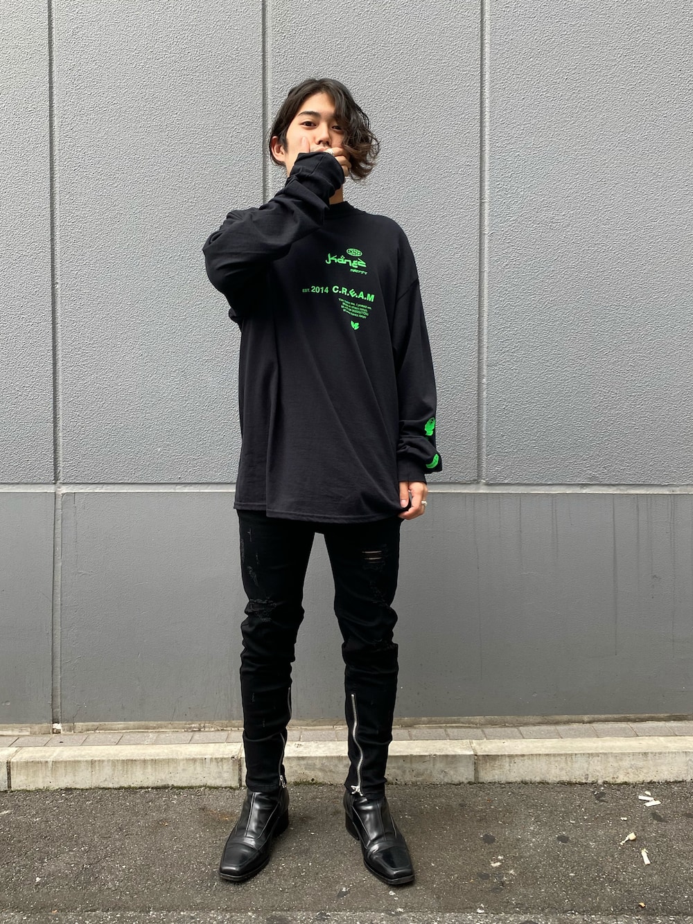 ブラック系のTシャツ/カットソー、ブラック系のデニムパンツ、ブラック系のTシャツ/カットソーを着用したメンズの秋コーディネートの1枚目の写真