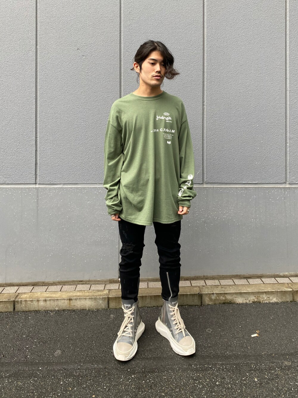 グリーン系のTシャツ/カットソー、グリーン系のTシャツ/カットソー、グリーン系のTシャツ/カットソーを着用したメンズの秋コーディネートの1枚目の写真