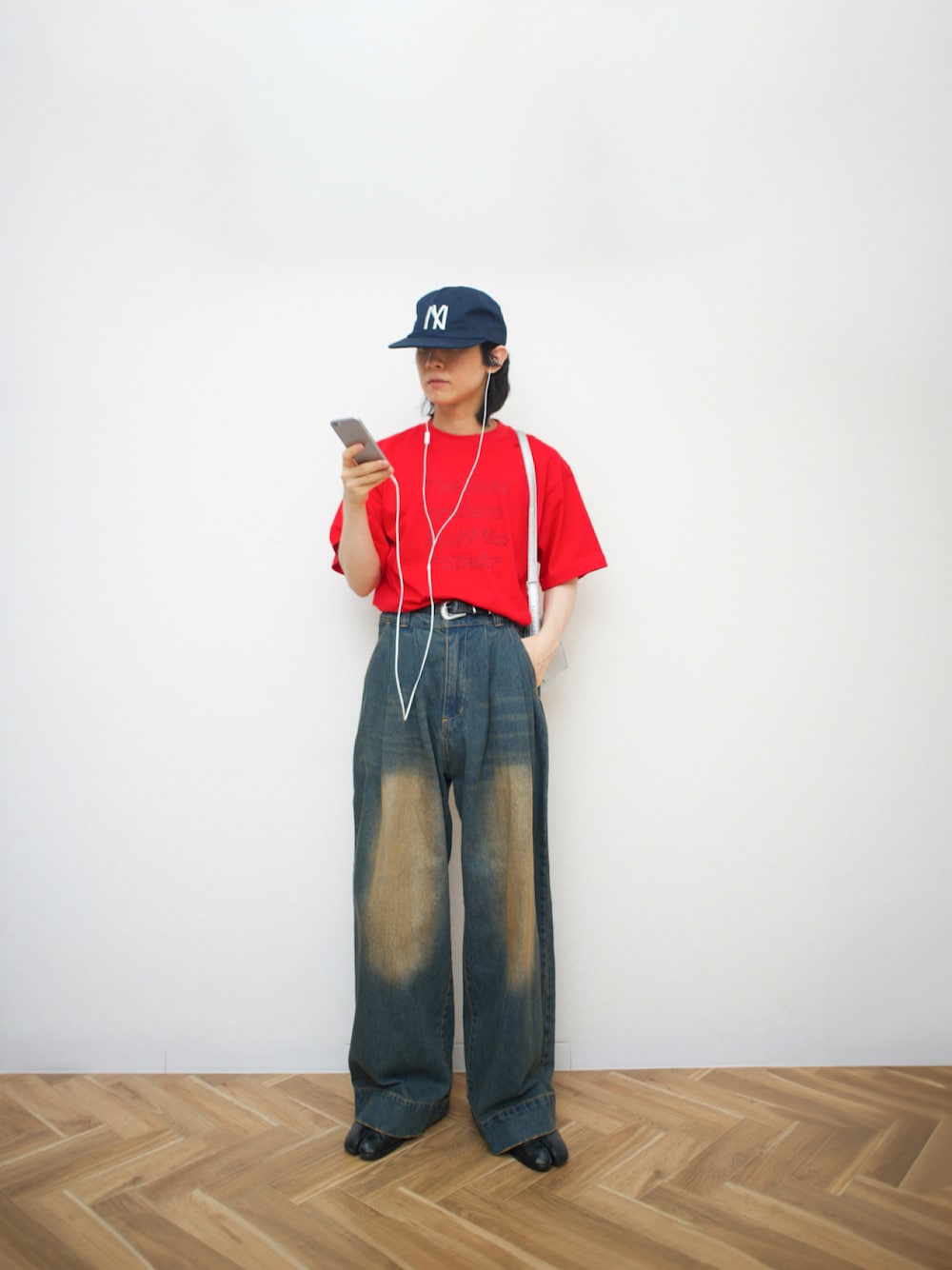 「タックイン、夏ルックで気分アップ、ロゴT、デニム、デニムパンツ、ミニバッグ、キャップ、Tシャツ、夏コーデ、半袖Ｔシャツ、アメカジ、足袋ブーツ、赤、お出かけコーデ、カラフル」｜「me+em selectの【 ５color ／ ２WAY 】アウトポケットフェイクレザーショルダーバッグ（ショルダーバッグ、シルバー系）」を使った、Naotoさん（メンズ・165cm）の夏コーディネートの1枚目の写真