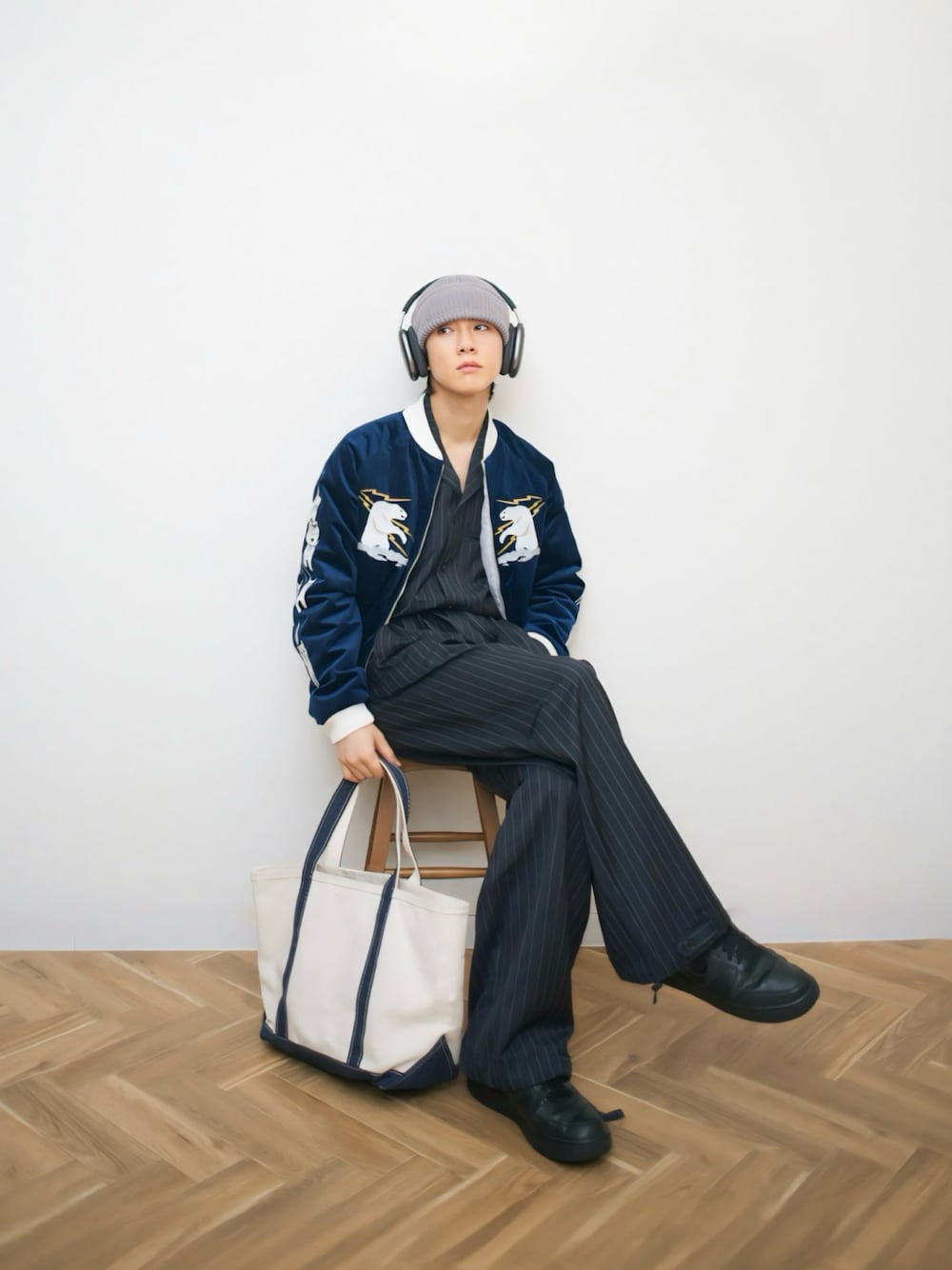 ブルー系のブルゾン、ブルー系のつなぎ/オールインワン、ブラック系のスニーカーを着用したメンズの冬コーディネートの1枚目の写真