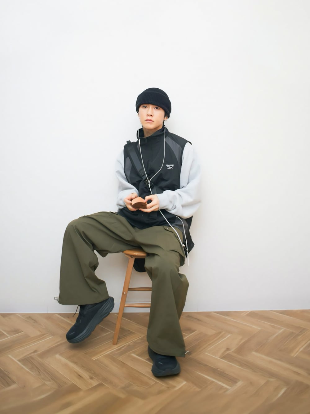 ブラック系のベスト、グレー系のスウェット、ブラック系のボディバッグ/ウエストポーチを着用したメンズの冬コーディネートの1枚目の写真