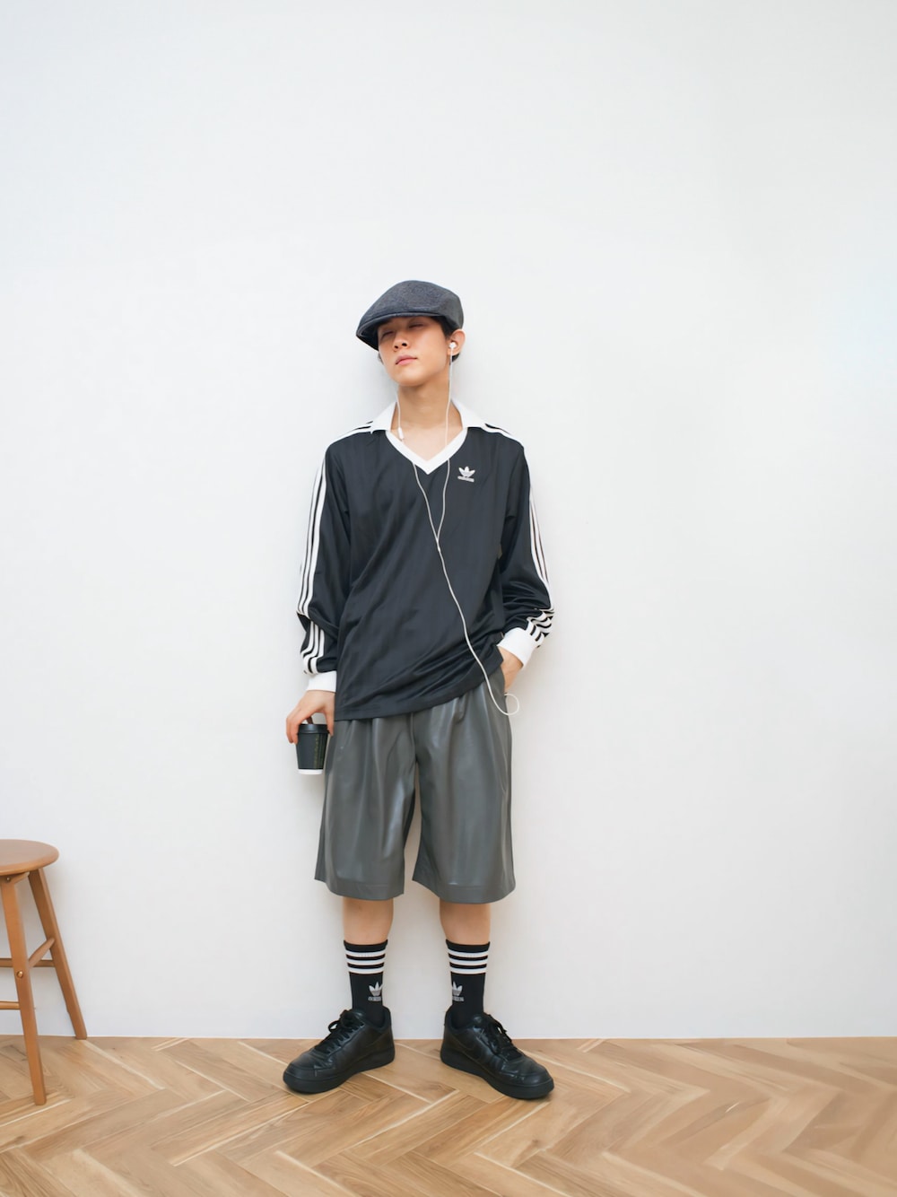 ブラック系のTシャツ/カットソー、グレー系のその他パンツ、ブラック系のスニーカーを着用したメンズの秋コーディネートの1枚目の写真