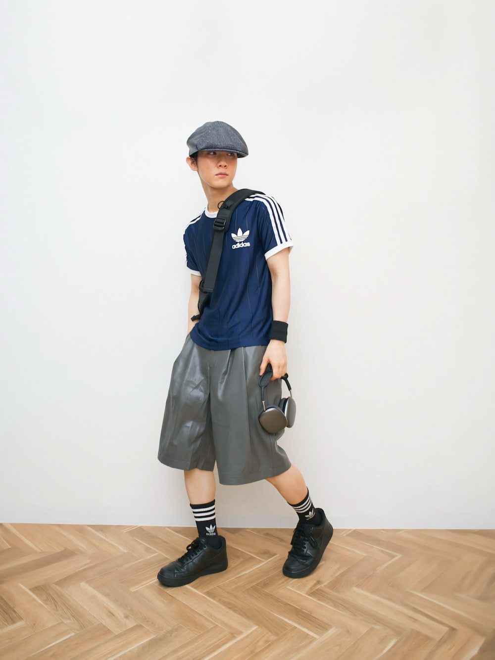 「ハンチング、夏コーデ、レザーパンツ、ハーフパンツ、黒スニーカー、スニーカー、Tシャツ、スポーツミックス、ゲームシャツ、ストライプ、ピチT、厚底シューズ、グルカパンツ、エアフォースワン、リストバンド」｜「adidasのアディカラースリーストライプス ピンストライプ半袖Tシャツ / アディダスオリジナルス adidas Originals（Tシャツ/カットソー、ブルー系）」を使った、Naotoさん（メンズ・165cm）の夏コーディネートの1枚目の写真