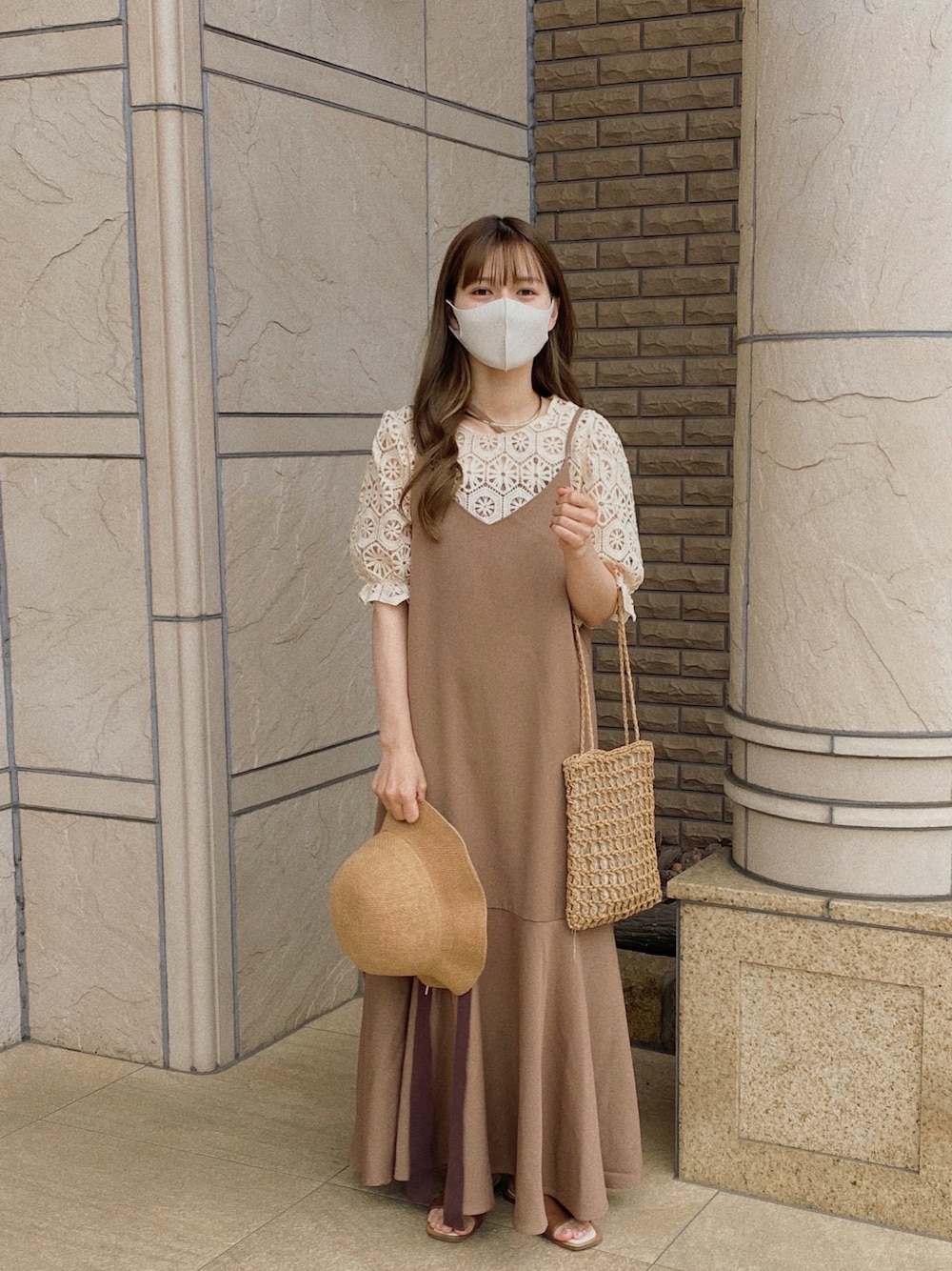 「パフスリーブ、鍵編み、マーメイドワンピース、サンダル」｜「moi tyttoのクラフトトートバッグ（トートバッグ、ベージュ系）」を使った、高芦あかりさん（レディース・152cm）の夏コーディネートの1枚目の写真