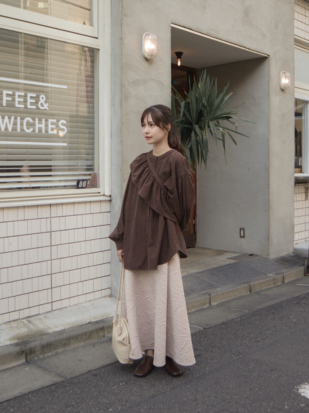 「moi tyttoのキルティングフレアロングスカート（スカート、ベージュ系）」を使った、高芦あかりさん（レディース・152cm）の秋コーディネートの1枚目の写真