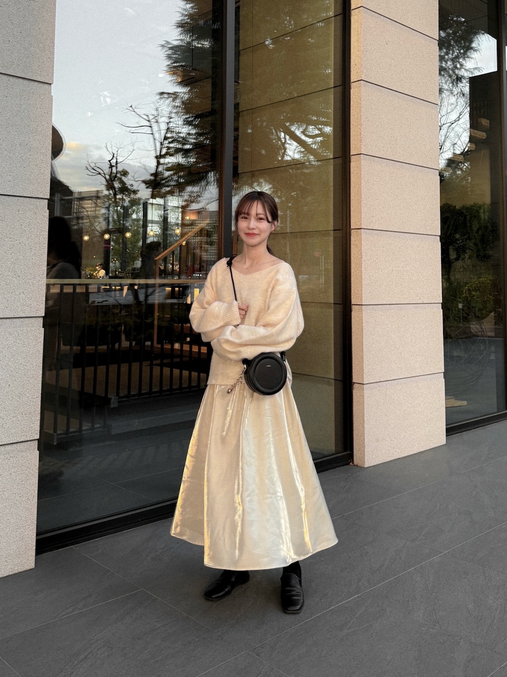 「真冬のあったかスタイル、大人女子」｜「moi tyttoのウールVネックオフショルニット（ニット/セーター、ベージュ系）」を使った、高芦あかりさん（レディース・152cm）の冬コーディネートの1枚目の写真