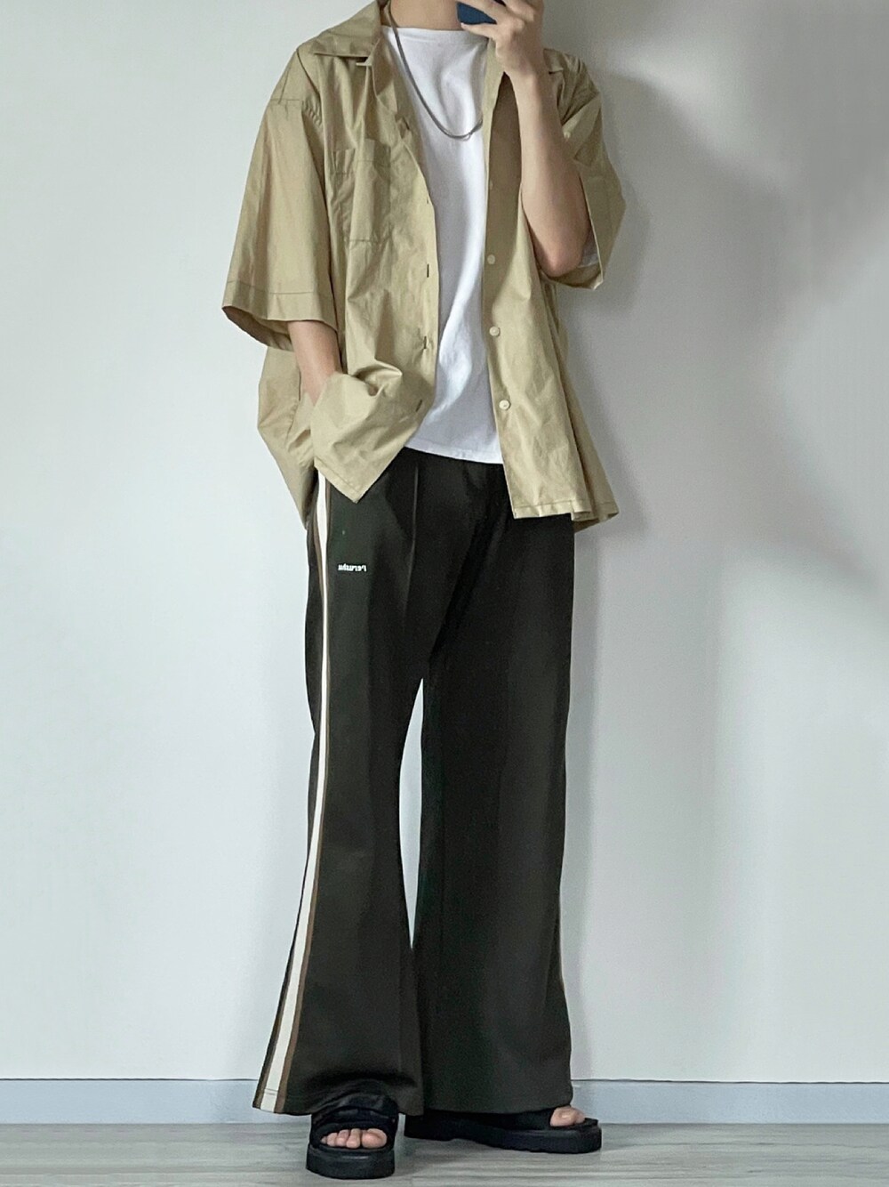 「カジュアルコーデ、大人コーデ、Tシャツ、シャツスタイル、シャツ、ワイドパンツ、トラックパンツ、フレアパンツ、ラインパンツ、カジュアル、きれいめカジュアル、オトナカジュアル、大人カジュアル、オーバーサイズ、ユニクロ」｜「UNIQLOのアイテム（シャツ/ブラウス、ベージュ系）」を使った、seiさん（メンズ・180cm）の夏コーディネートの1枚目の写真