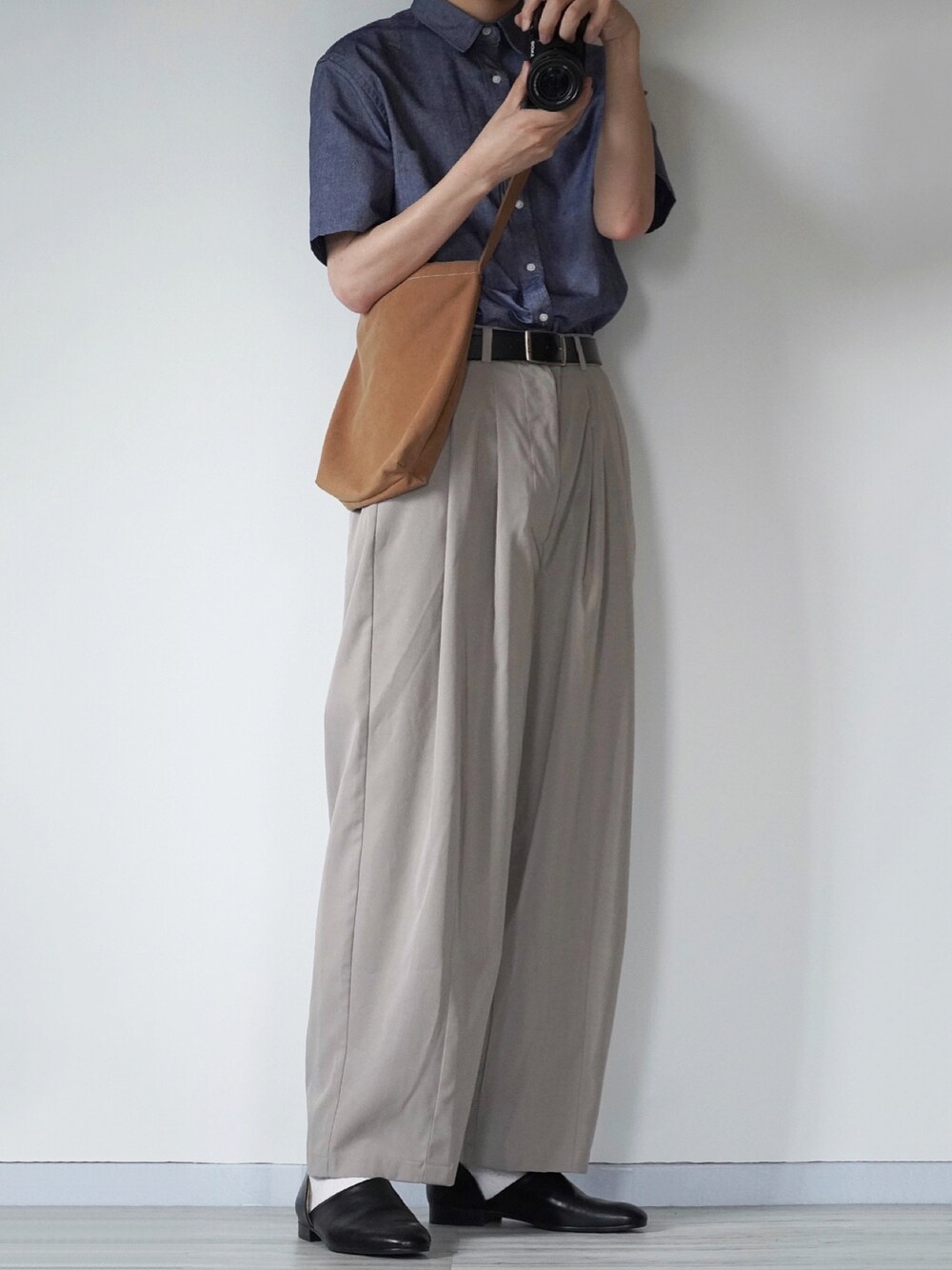 ブルー系のシャツ/ブラウス、ベージュ系のその他パンツ、ブラック系のドレスシューズを着用したメンズの夏コーディネートの1枚目の写真