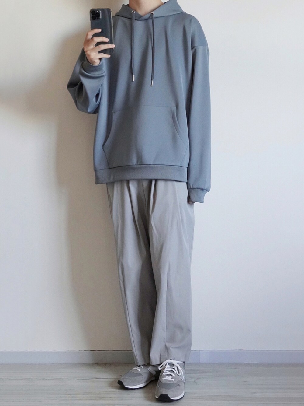 ブルー系のパーカー、グレー系のその他パンツ、グレー系のスニーカーを着用したメンズの秋コーディネートの1枚目の写真