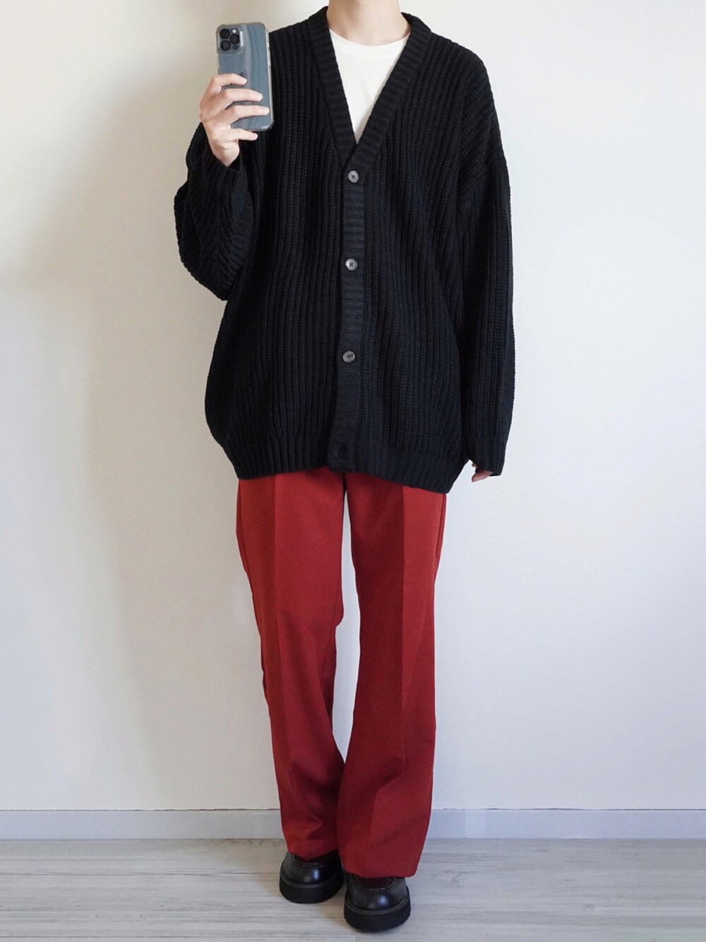 ブラック系のカーディガン/ボレロ、ホワイト系のTシャツ/カットソー、レッド系のその他パンツを着用したメンズの秋コーディネートの1枚目の写真