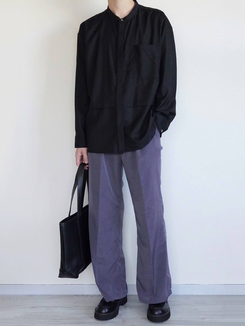ブラック系のシャツ/ブラウス、パープル系のその他パンツ、ブラック系のローファーを着用したメンズの秋コーディネートの1枚目の写真