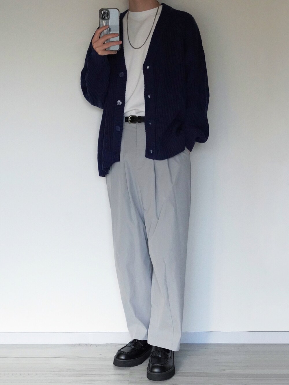 ブルー系のカーディガン/ボレロ、ホワイト系のTシャツ/カットソー、グレー系のその他パンツを着用したメンズの冬コーディネートの1枚目の写真