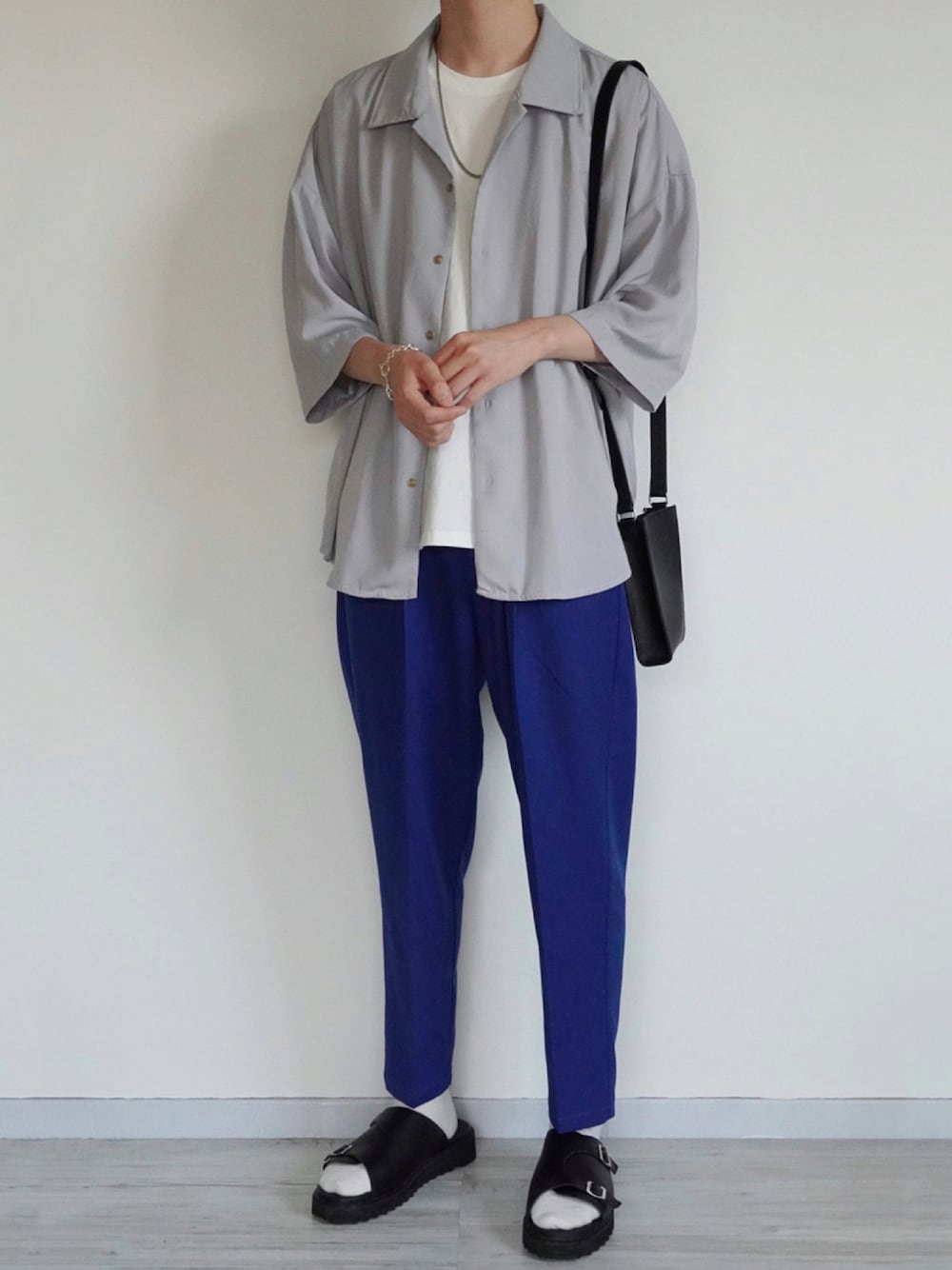 「キレイめ、ブルー、スラックス、アンクルパンツ、シャツスタイル、シャツ、Tシャツ、白Tシャツ、サンダル、大人コーデ、ビッグシルエット、オーバーサイズ、秋のコーデ、秋コーデ、秋服」｜「CASPER JOHNのVarious Dolman Shirts/バリアスドルマンシャツ（シャツ/ブラウス、ブルー系）」を使った、seiさん（メンズ・180cm）の夏コーディネートの1枚目の写真