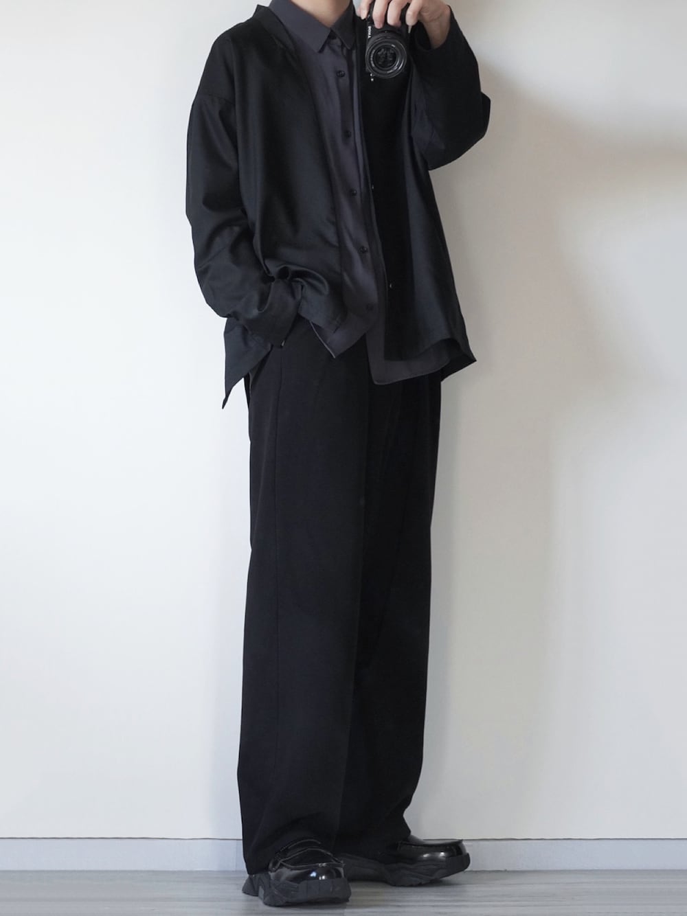 ブラック系のノーカラージャケット、グレー系のシャツ/ブラウス、ブラック系のその他パンツを着用したメンズの冬コーディネートの1枚目の写真