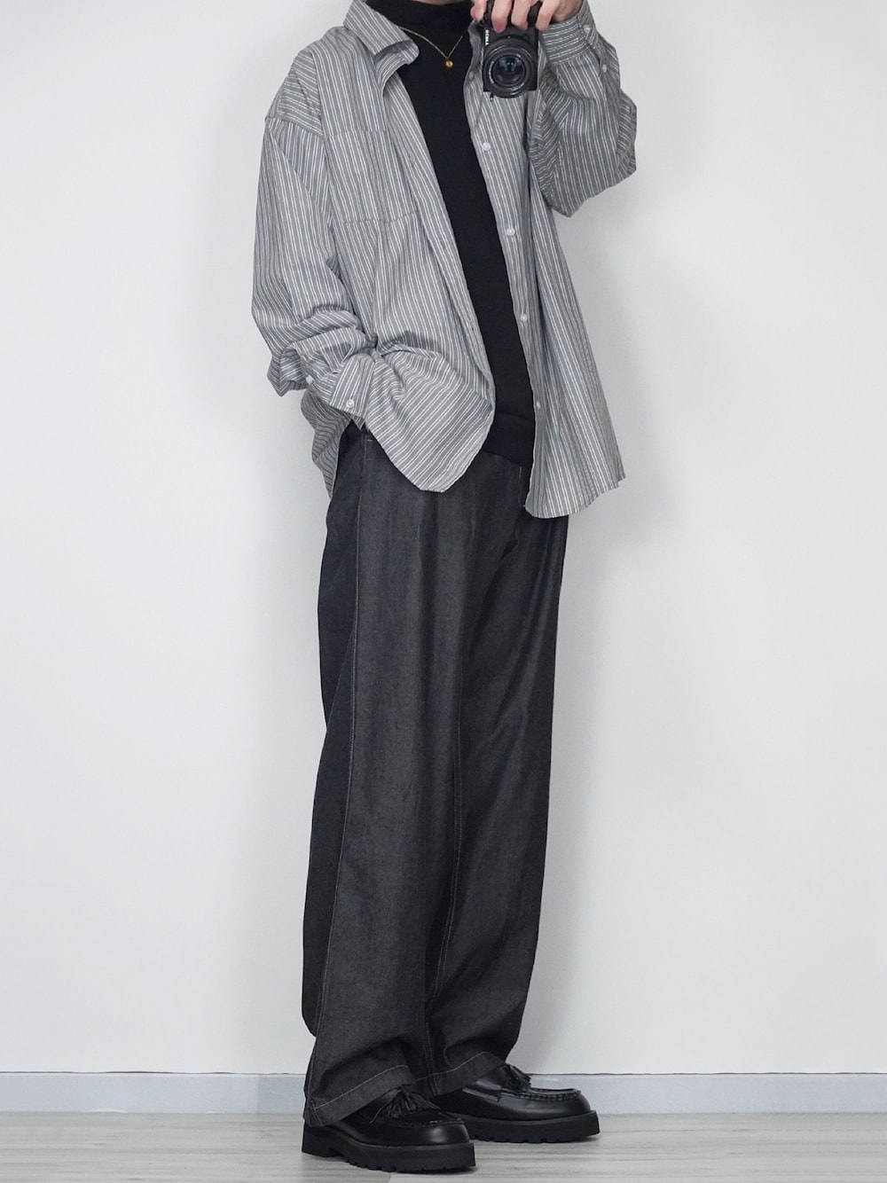 グレー系のシャツ/ブラウス、ブラック系のTシャツ/カットソー、グレー系のデニムパンツを着用したメンズの秋コーディネートの1枚目の写真