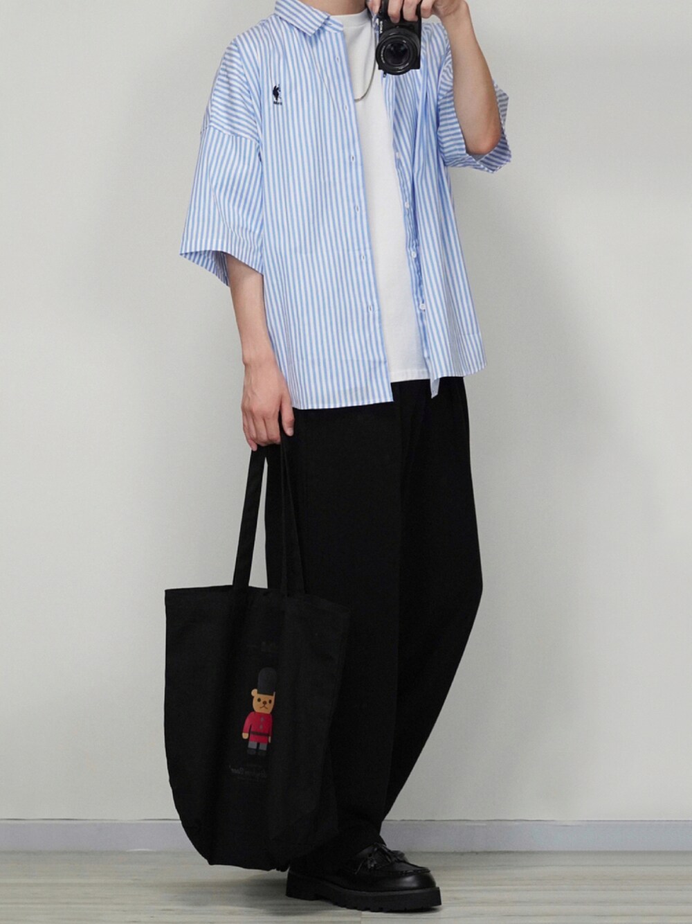 その他のシャツ/ブラウス、ブラック系のその他パンツ、ブラック系のローファーを着用したメンズの夏コーディネートの1枚目の写真