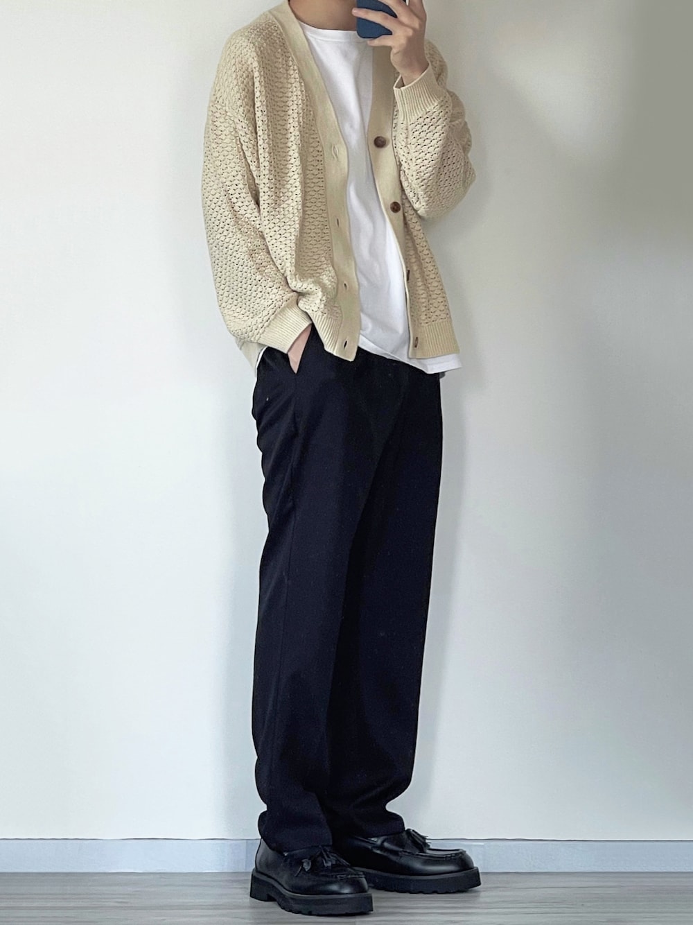 「カジュアル、シンプルコーデ、オーバーサイズ、オトナカジュアル、秋のコーデ、秋服準備はじめました、大人コーデ、カーディガン、ゆるコーデ、きれいめカジュアル、キレイめ、スラックス、ベージュ、大人カジュアル、カジュアルコーデ」｜「GLOSTERの【GLOSTER/グロスター】クロシェライクカーディガン 透かし編みニット（カーディガン/ボレロ、ホワイト系）」を使った、seiさん（メンズ・180cm）の秋コーディネートの1枚目の写真