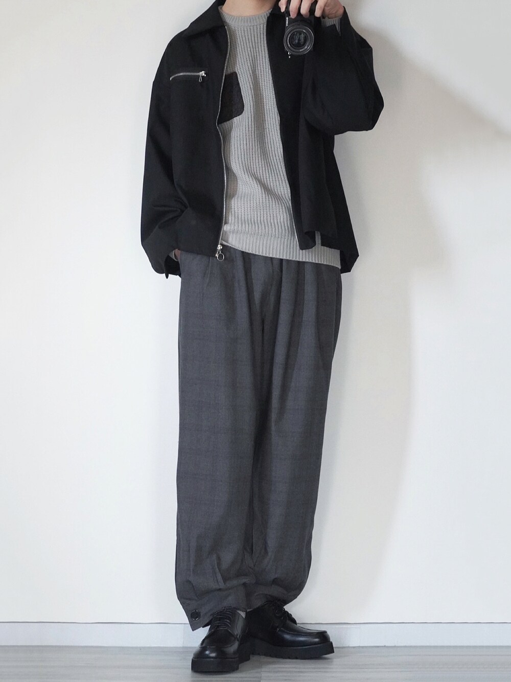 ブラック系のブルゾン、グレー系のニット/セーター、その他のその他パンツを着用したメンズの冬コーディネートの1枚目の写真