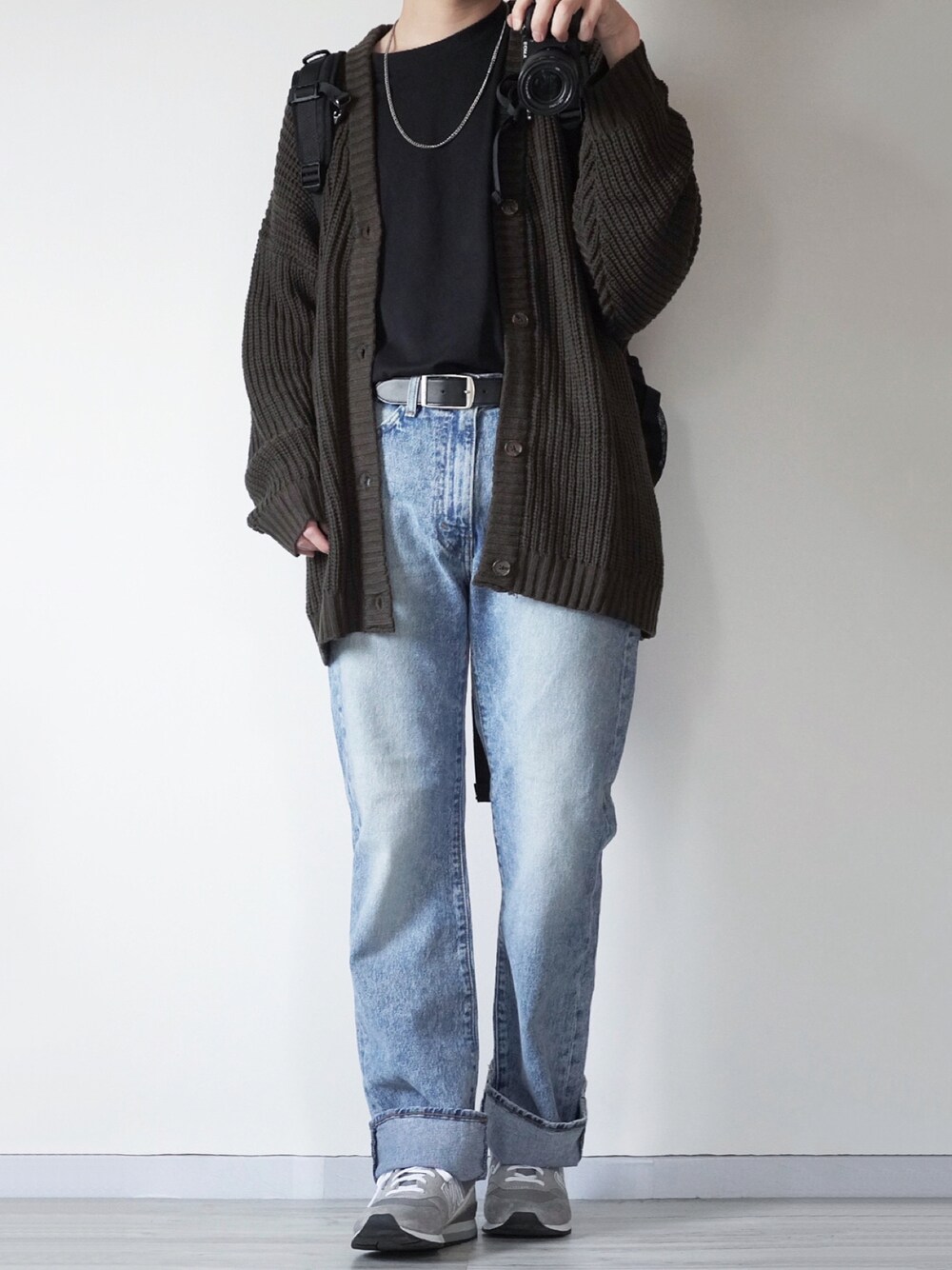 「春服みてみて、カジュアル、カジュアルコーデ、カーディガン、デニム、デニムパンツ、スニーカー、スニーカーコーデ、ゆるコーデ、オーバーサイズ、ビッグシルエット、春コーデ、春、はるコーデ、タックイン」｜「EMMA CLOTHESの5G畦編みボリュームニット ルーズカーディガン 2021-2022WINTER(EMMA CLOTHES)（カーディガン/ボレロ、ブラウン系）」を使った、seiさん（メンズ・180cm）の春コーディネートの1枚目の写真