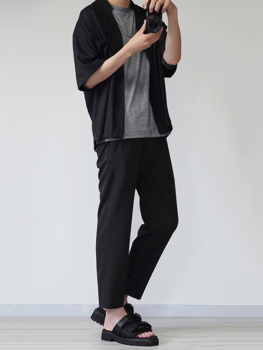 「シンプル、ブラック、ブラックコーデ、グレー、シャツスタイル、シャツ、Vネック、Tシャツ、夏コーデ、夏」｜「CREARE -LINO-の【2021春夏】Vネックレイヤードカラー ビックポケットとろみシャツ（シャツ/ブラウス、ブラック系）」を使った、seiさん（メンズ・180cm）の夏コーディネートの1枚目の写真