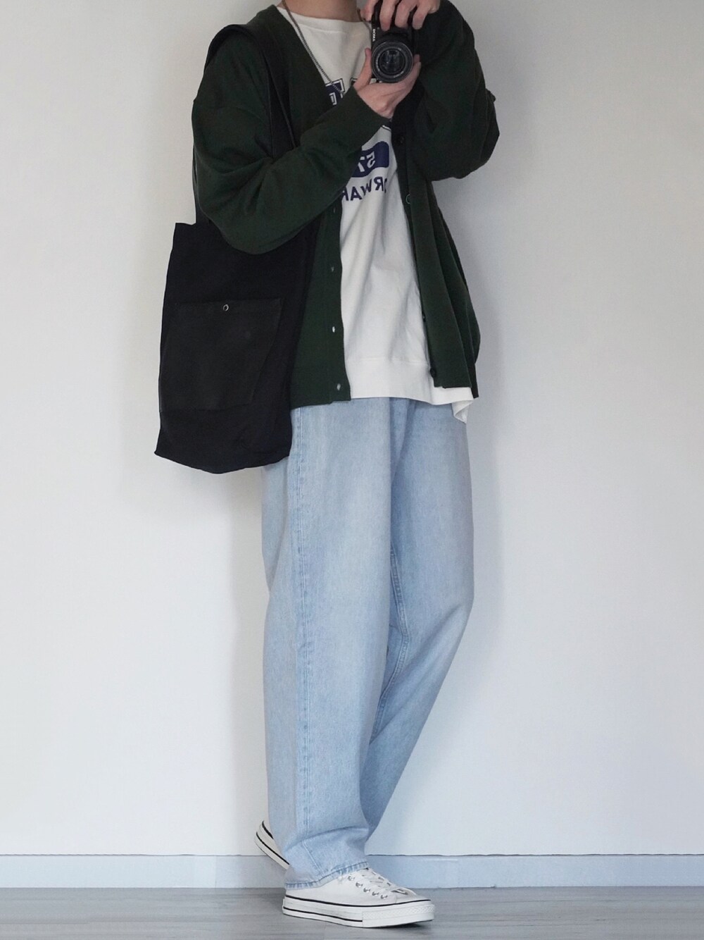 グリーン系のカーディガン/ボレロ、ホワイト系のTシャツ/カットソー、ブルー系のデニムパンツを着用したメンズの春コーディネートの1枚目の写真