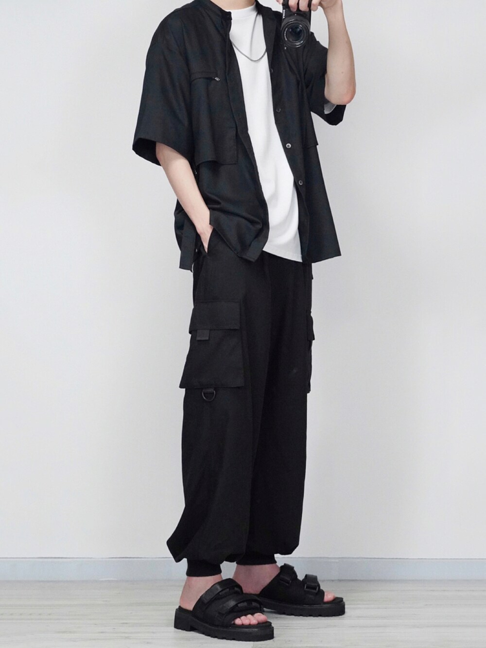 ブラック系のシャツ/ブラウス、ホワイト系のTシャツ/カットソー、ブラック系のカーゴパンツを着用したメンズの夏コーディネートの1枚目の写真