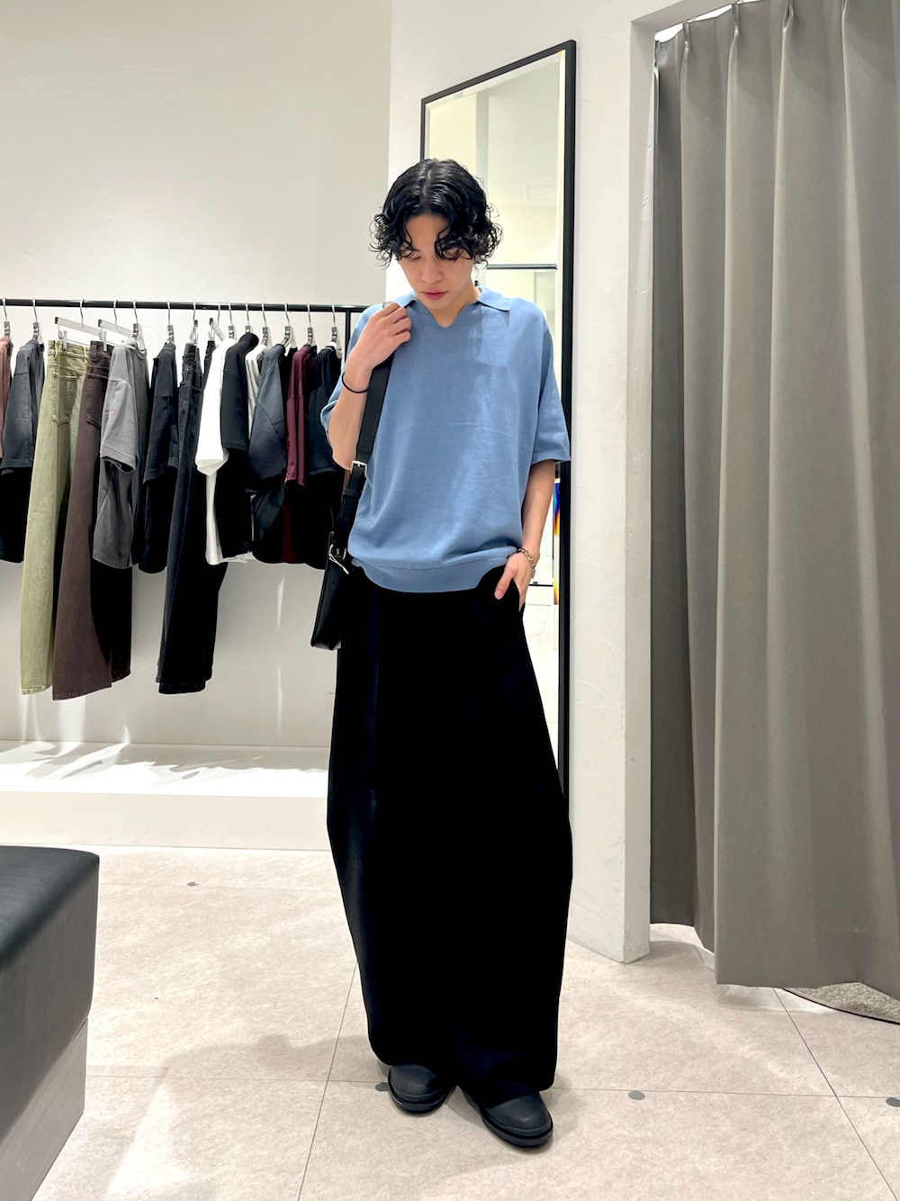 ブルー系のTシャツ/カットソー、ブラック系のスラックス、ブラック系のショルダーバッグを着用したメンズの夏コーディネートの1枚目の写真