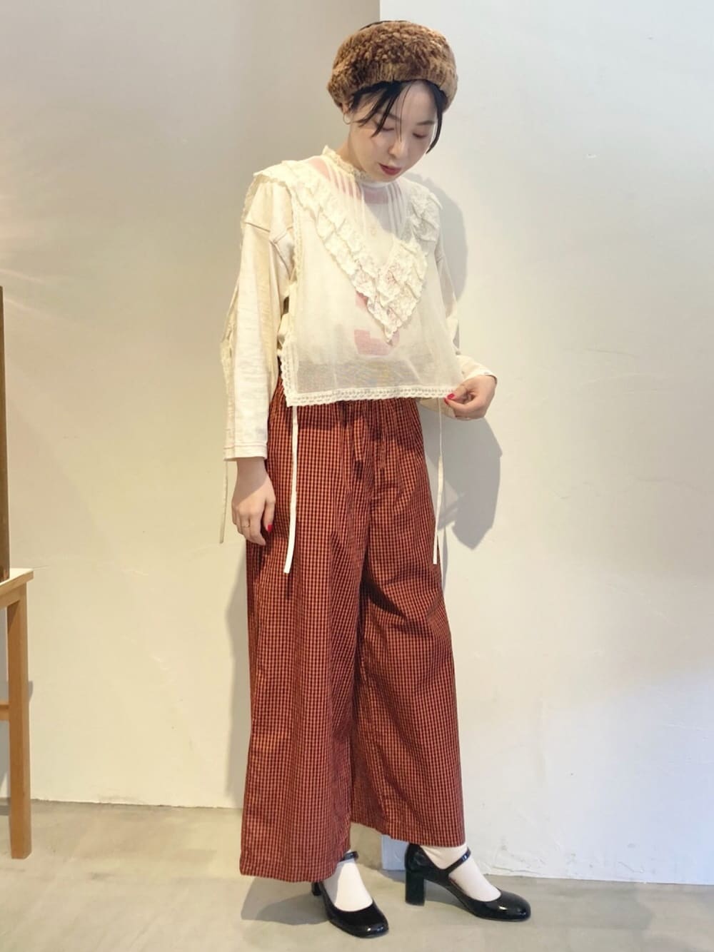 オレンジ系のその他パンツ、ホワイト系のシャツ/ブラウス、レッド系のTシャツ/カットソーを着用したレディースの秋コーディネートの1枚目の写真