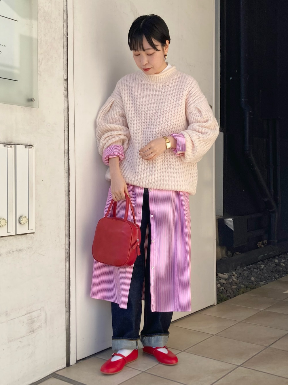 ホワイト系のニット/セーター、ピンク系のワンピース、ブルー系のデニムパンツを着用したレディースの冬コーディネートの1枚目の写真