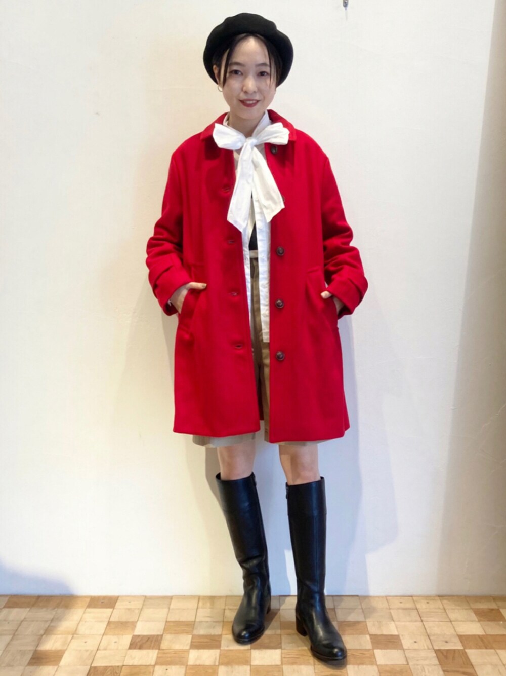 ホワイト系のシャツ/ブラウス、ベージュ系のその他パンツ、ブラック系のTシャツ/カットソーを着用したレディースの秋コーディネートの1枚目の写真