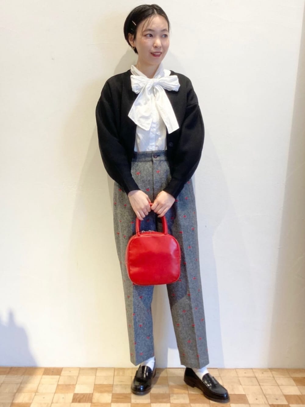 ホワイト系のシャツ/ブラウス、ブラック系のカーディガン/ボレロ、ブラック系のその他パンツを着用したレディースの秋コーディネートの1枚目の写真