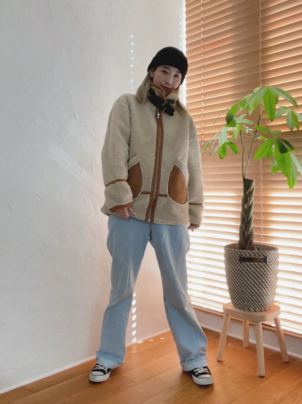 ベージュ系のブルゾン、ブルー系のデニムパンツ、ブラック系のスニーカーを着用したレディースの冬コーディネートの1枚目の写真