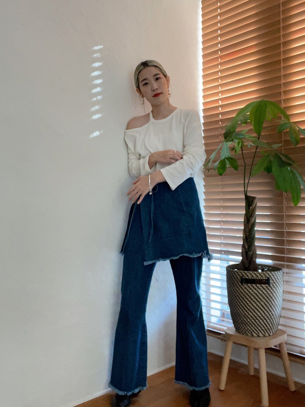 「休日コーデ、オトナカジュアル、シンプル、きれいめカジュアル、おしゃれさんと繋がりたい、キレイめ、ootd、ママコーデ、ショートブーツ、デニム、ブーツ、カジュアル、ラップスカート」｜「FROMFIRST museeのアイテム（Tシャツ/カットソー、ホワイト系）」を使った、Hitominさん（レディース・166cm）の冬コーディネートの1枚目の写真