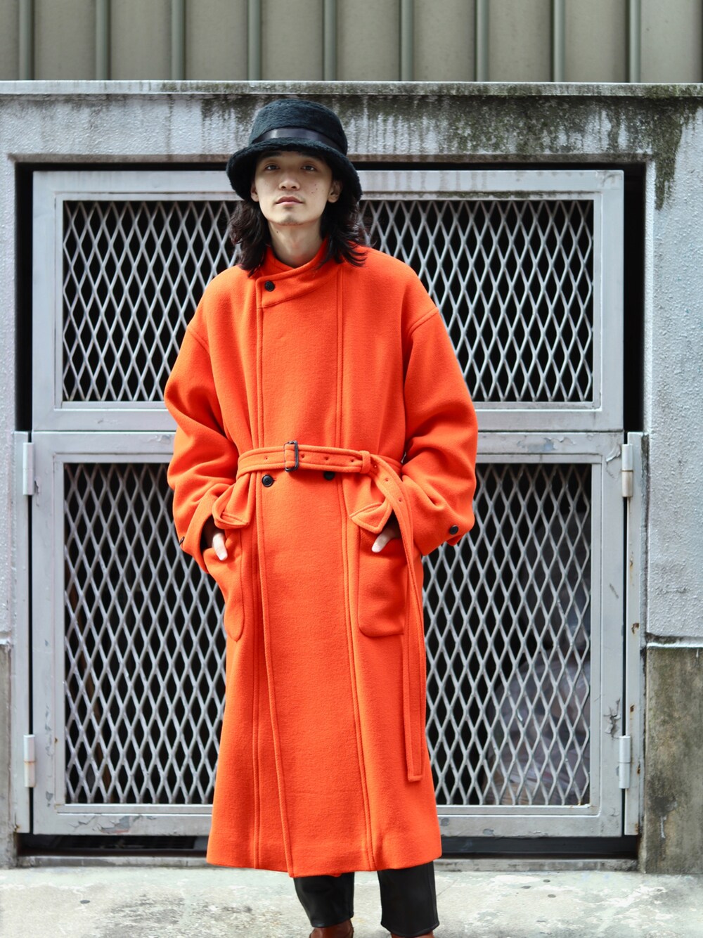 「wearhalloween2021、秋冬コーデ、大人カジュアル、きれいめカジュアル、オーバーサイズ、ビッグシルエット、秋トレンド2021、コート、JOHNMASONSMITH、PALETTE art alive」｜「JOHN MASON SMITHのアイテム（ジャケット/アウター、オレンジ系）」を使った、YOSHIMASAさん（メンズ・177cm）の秋コーディネートの1枚目の写真