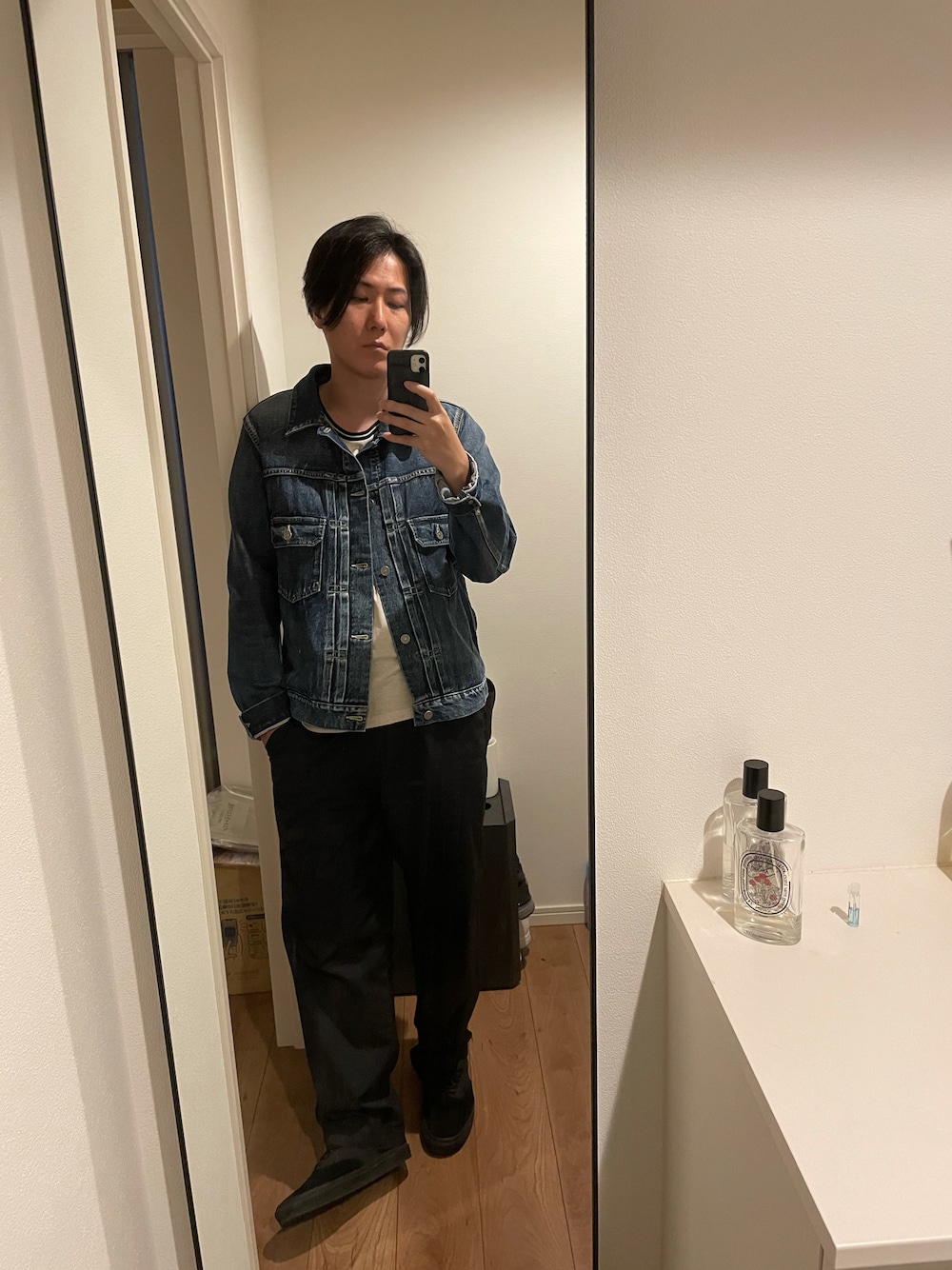 ブルー系のデニムジャケット、ブラック系のその他パンツ、ブラック系のスリッポンを着用したメンズの秋コーディネートの1枚目の写真