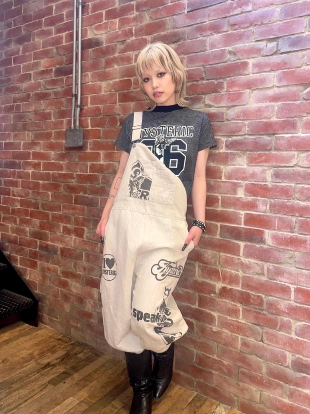 「アメカジ、Tシャツ、オーバーオール、ヒステリックグラマー、HYSTERIC GLAMOUR」｜「HYSTERIC GLAMOURのNUMBER 6 ショート丈Tシャツ（Tシャツ/カットソー、ブラック系）」を使った、k_n_e0819さん（レディース・158cm）の夏コーディネートの1枚目の写真