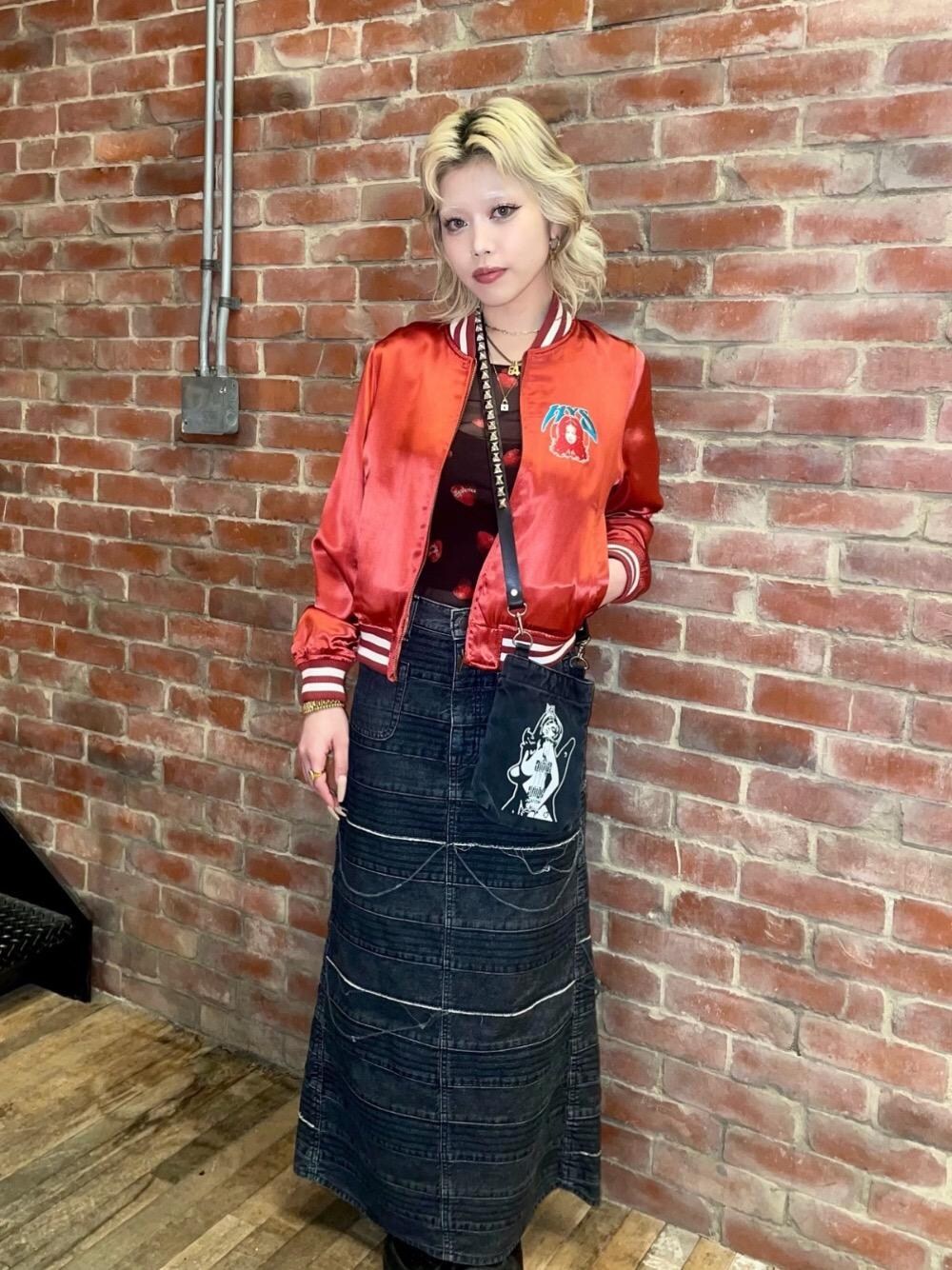 「ロック、ロンT、バックプリント、ヒステリックグラマー、HYSTERIC GLAMOUR、スカート 、ジャケット 」｜「HYSTERIC GLAMOURのFUTURE DAYS刺繍 スカジャン（スカジャン、レッド系）」を使った、k_n_e0819さん（レディース・158cm）の夏コーディネートの1枚目の写真