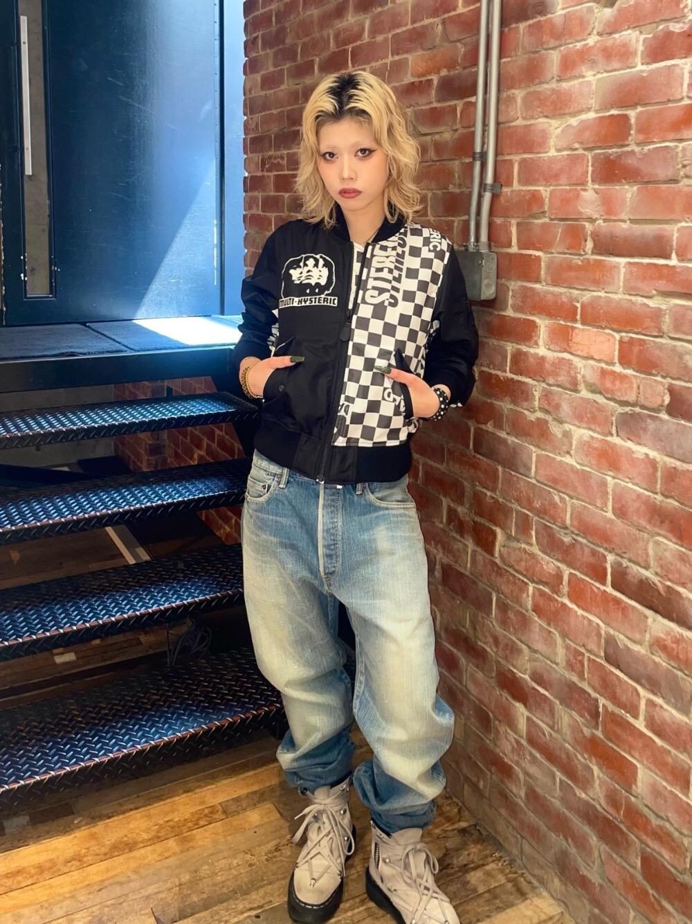 ブルー系のデニムパンツ、ブラック系のMA-1を着用したレディースの秋コーディネートの1枚目の写真