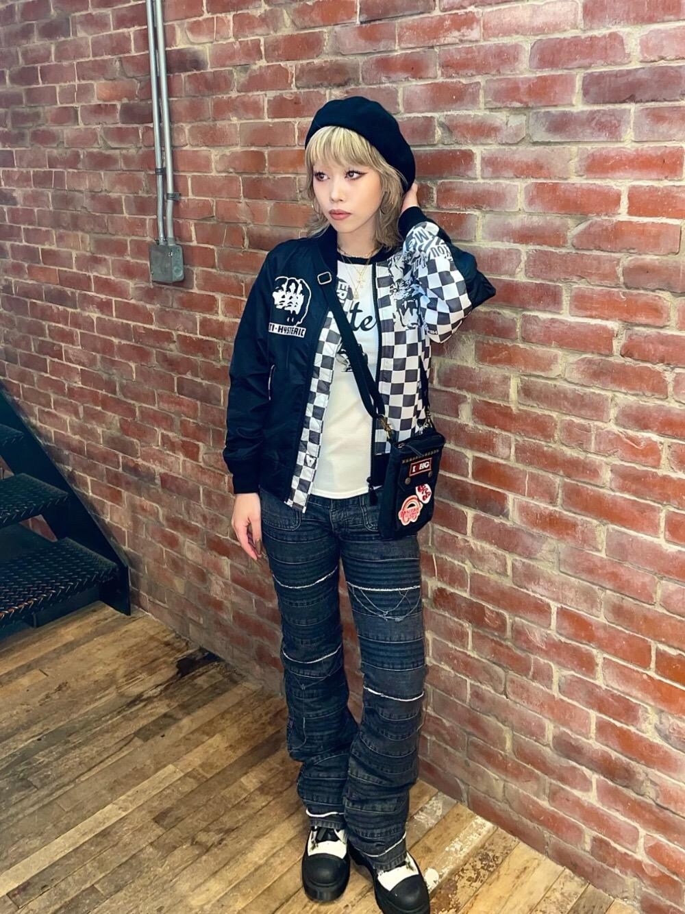 「デニム、アメカジ、ベレー帽、Tシャツ、バッグ、アクセサリー、フレアパンツ、ヒステリックグラマー、HYSTERIC GLAMOUR、ジャケット 」｜「HYSTERIC GLAMOURのスクラッチフレアデニムパンツ（デニムパンツ、ブラック系）」を使った、k_n_e0819さん（レディース・158cm）の秋コーディネートの1枚目の写真