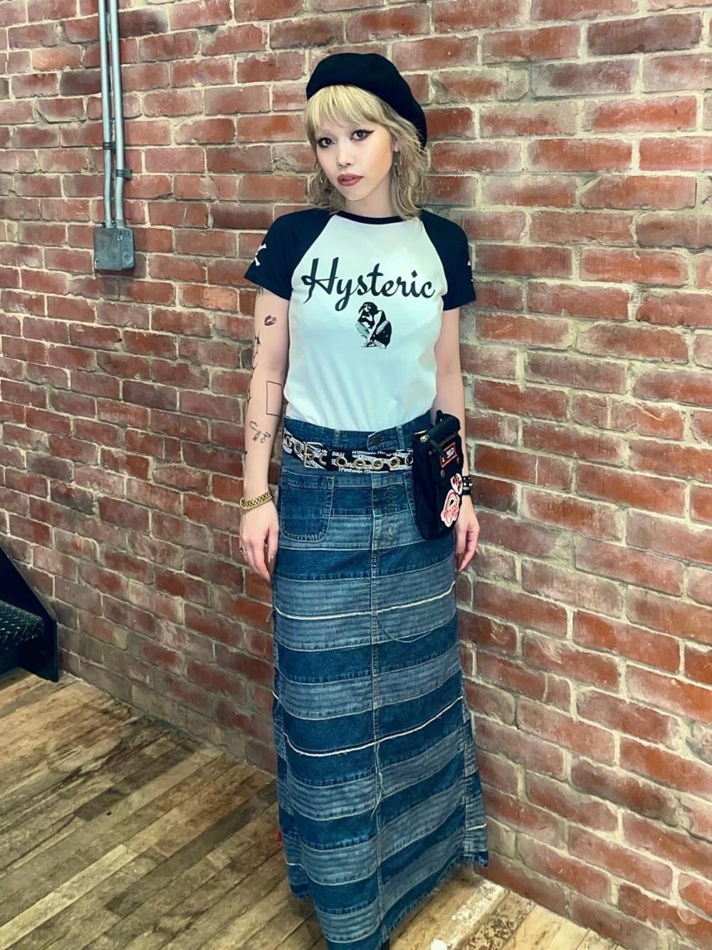 「ベレー帽、Tシャツ、バッグ、ベルト、ヒステリックグラマー、HYSTERIC GLAMOUR、スカート 」｜「HYSTERIC GLAMOURのHYSTERIC LOUNGE NYC Tシャツ（Tシャツ/カットソー、ホワイト系）」を使った、k_n_e0819さん（レディース・158cm）の秋コーディネートの1枚目の写真