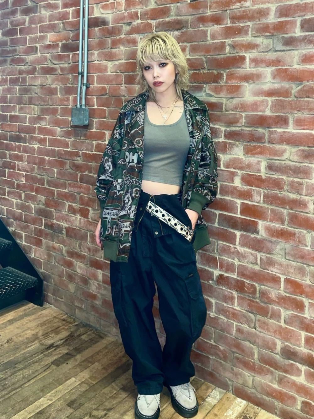 「ミリタリー、アメカジ、ライダース、オーバーオール、ヒステリックグラマー、HYSTERIC GLAMOUR、ジャケット 」｜「HYSTERIC GLAMOURのTYPE LOGO アイレットテープベルト（ベルト、ホワイト系）」を使った、k_n_e0819さん（レディース・158cm）の秋コーディネートの1枚目の写真