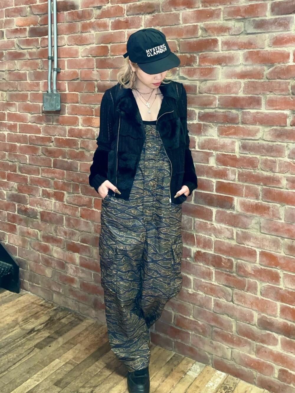 「ミリタリー、アメカジ、キャップ、オーバーオール、ヒステリックグラマー、HYSTERIC GLAMOUR、ニット 」｜「HYSTERIC GLAMOURのHYS SYMBOL LOGO 刺繍キャップ（キャップ、ブラック系）」を使った、k_n_e0819さん（レディース・158cm）の秋コーディネートの1枚目の写真