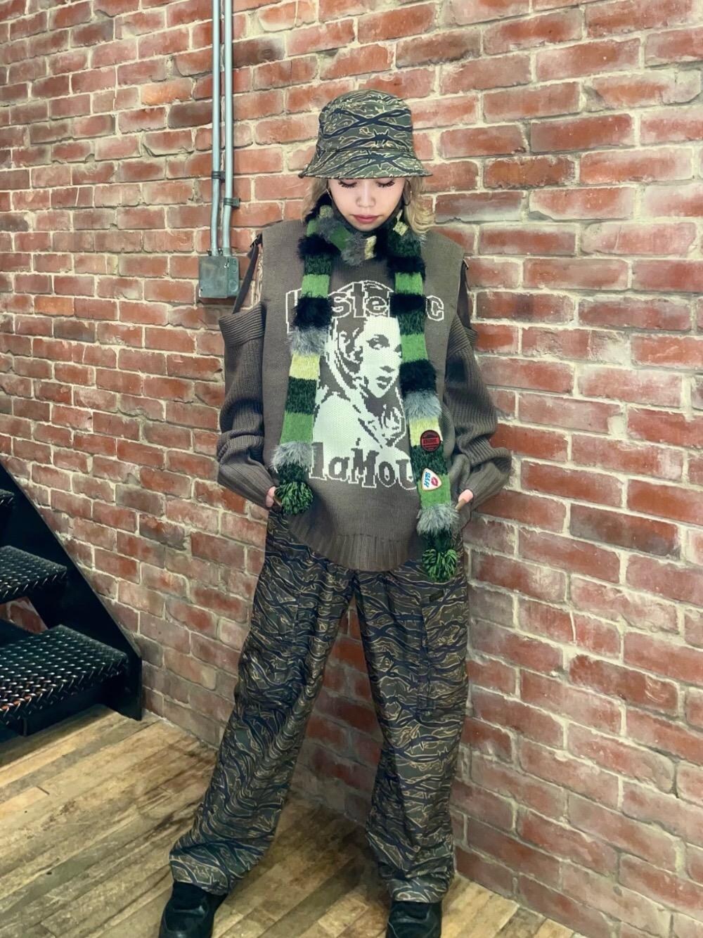 「アメカジ、マフラー、ハット、ヒステリックグラマー、HYSTERIC GLAMOUR、ニット 」｜「HYSTERIC GLAMOURのプラケットオーバーオール（つなぎ/オールインワン、グリーン系）」を使った、k_n_e0819さん（レディース・158cm）の秋コーディネートの1枚目の写真