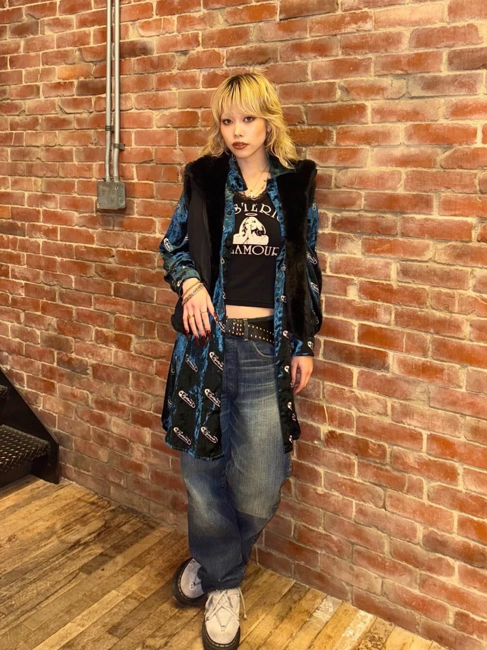 「デニム、ベスト、ロンT、リバーシブル、ヒステリックグラマー、HYSTERIC GLAMOUR、シャツ 」｜「HYSTERIC GLAMOURのHYSTERIC ANGEL ショート丈Tシャツ（Tシャツ/カットソー、ブラック系）」を使った、k_n_e0819さん（レディース・158cm）の秋コーディネートの1枚目の写真